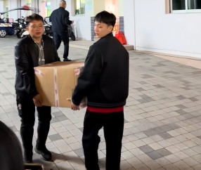 网上百家乐官网-徐杰买年货回家探望父母！随后前往男篮报到，无缘与上海的淘汰赛