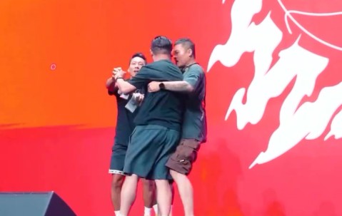 詹姆斯中国行幕后：球迷冲台遭劝阻 巨星报以苦笑