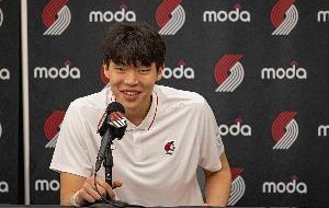 网上百家乐官方网站-会有很多中国球迷看你首秀？杨瀚森：会吧 毕竟那会儿看挺下饭的